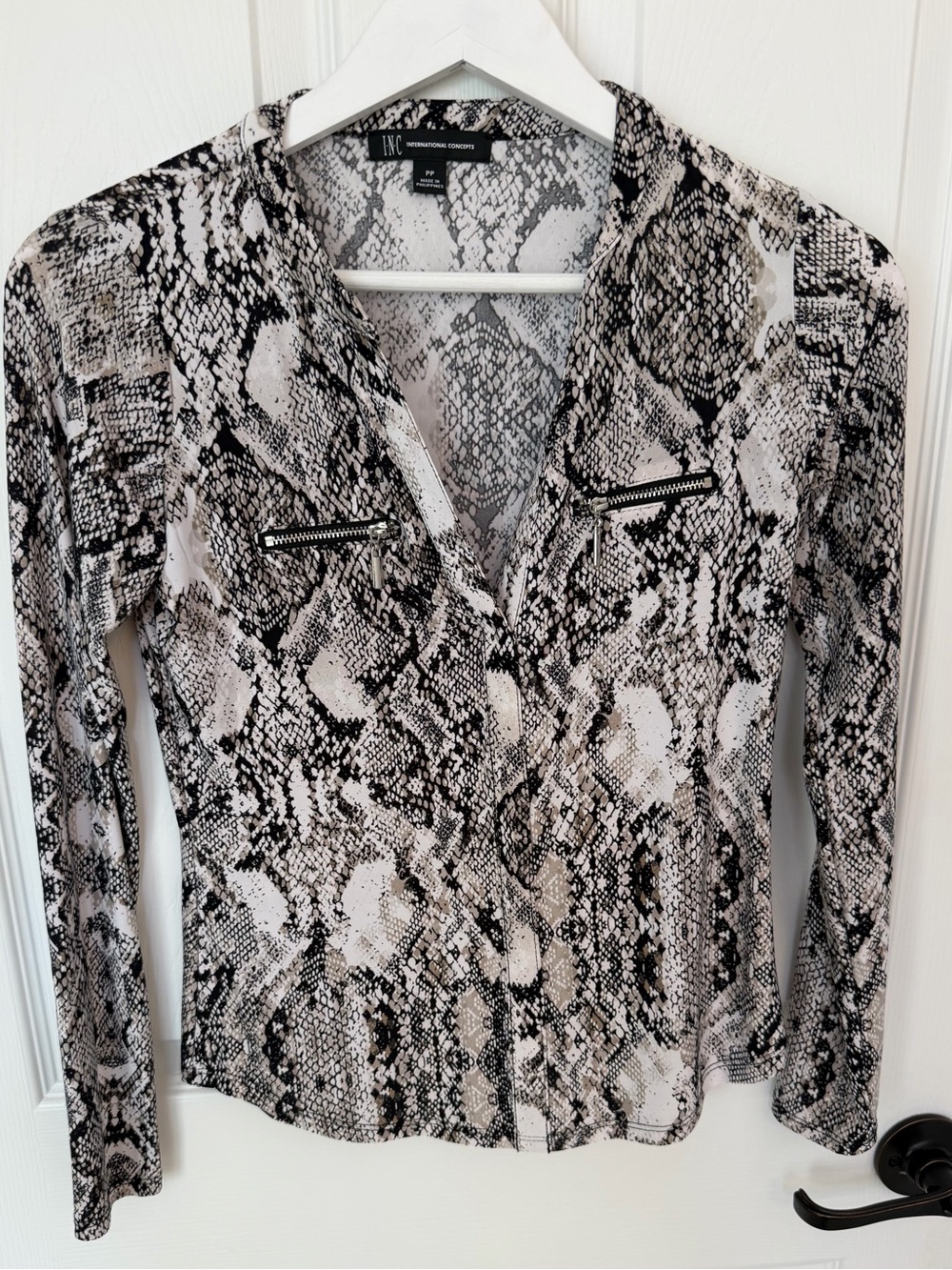 INC International Concepts Snakeskin Zip Pocket Top Blouse Gray White PP petite
